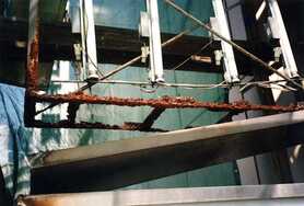 突出看板広告物の劣化写真