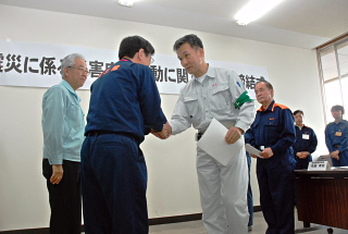 協定を締結した後、佐藤南三陸町長と握手する本井西宮副市長
