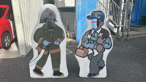 消防隊員と救急隊員の顔出しパネル
