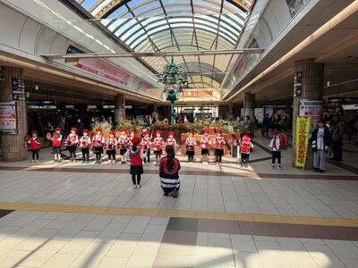 幼稚園児が楽器を演奏する様子を正面から撮影