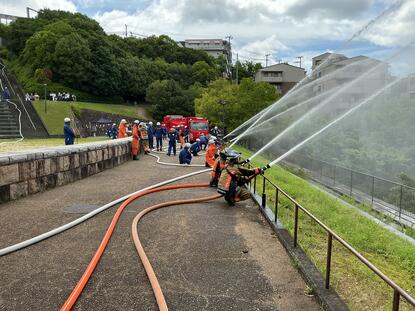 仮想の延焼場所に向けて放水する消防団員。