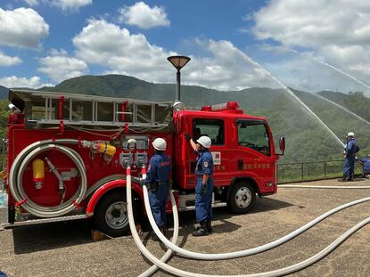 中継送水を受けて再加圧し放水するポンプ車。