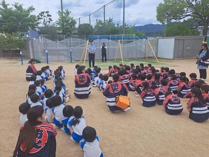 避難完了後に消防職員のお話を聴く園児の様子の写真
