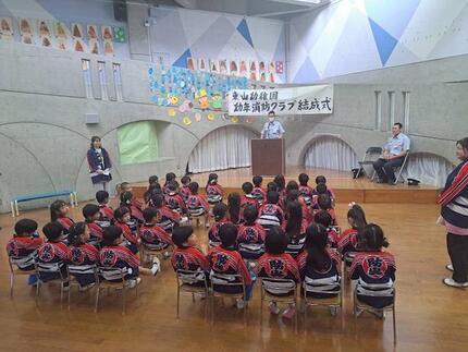 北消防署副署長のお話を熱心にきく幼年消防クラブ員の写真