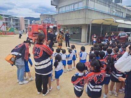 消防車両見学にて資器材や装備を見学する様子の写真