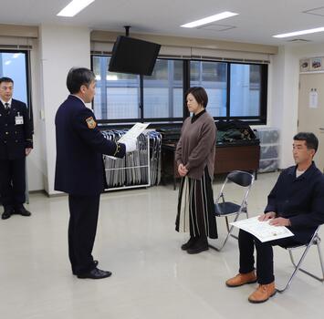 一法師鳴尾消防署長から表彰状