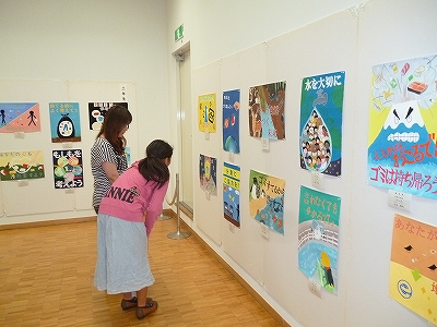 展示会場で自身の作品を確認する親子