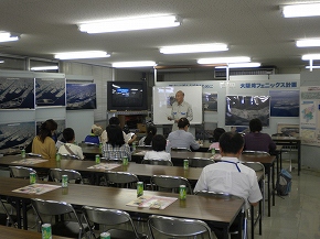 尼崎基地見学の様子1