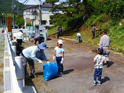 公園内を清掃する様子