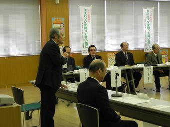 西宮市レジ袋削減推進委員会の上山会長による挨拶写真