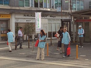 平成25年度レジ袋削減駅前キャンペーンの様子1