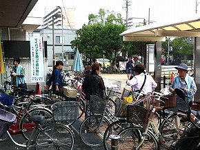 株式会社アカシヤJR西宮駅前店での店頭キャンペーンの様子