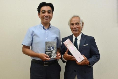 堀江さんと石井市長との記念写真