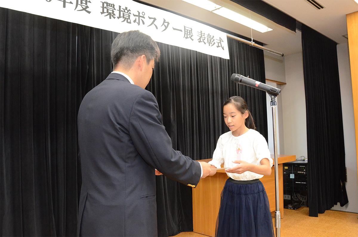 石井市長から賞状を受け取る学生