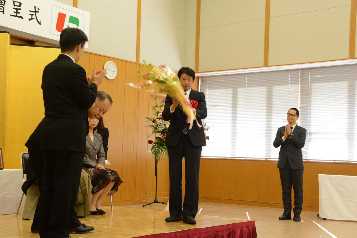 花束の贈呈受ける河内厚郎氏