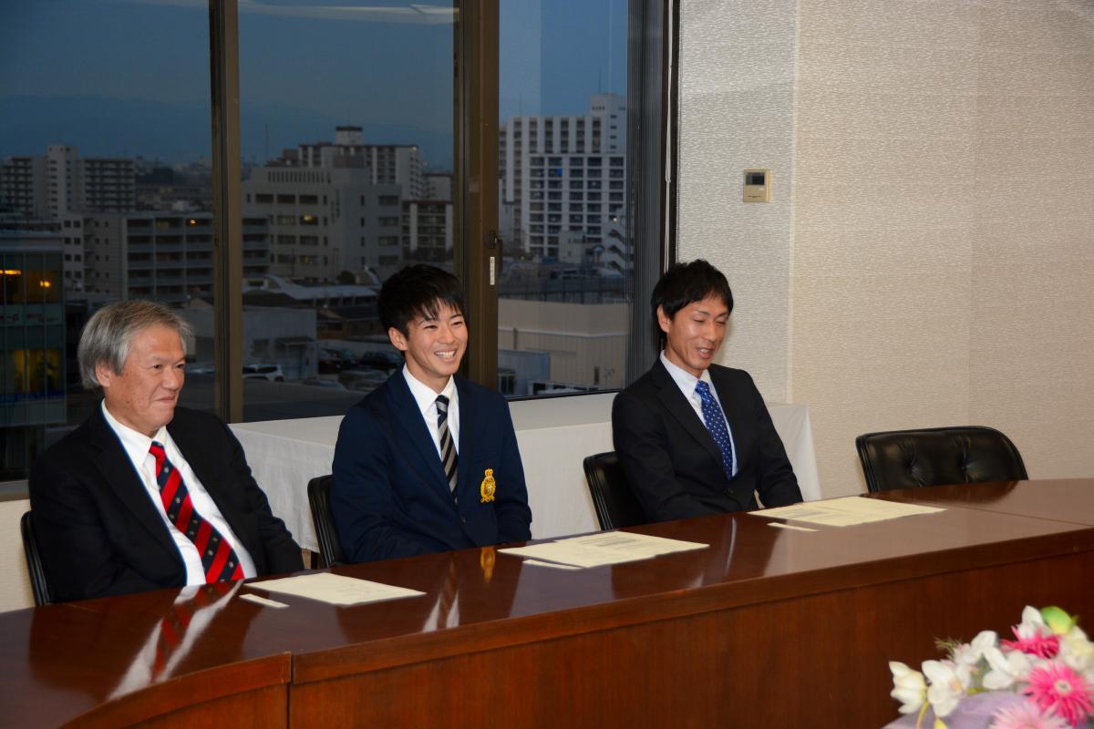 石井市長と歓談される多田選手