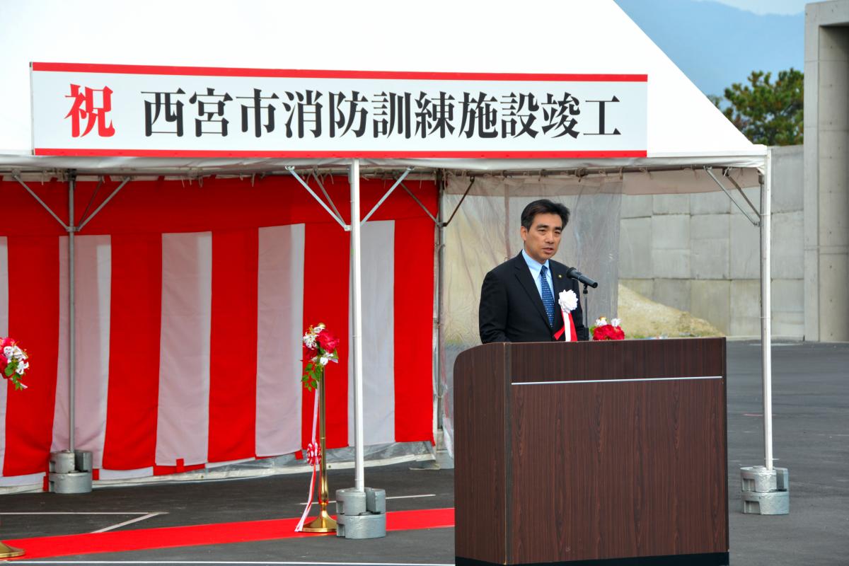 竣工式の式典で挨拶をする石井市長