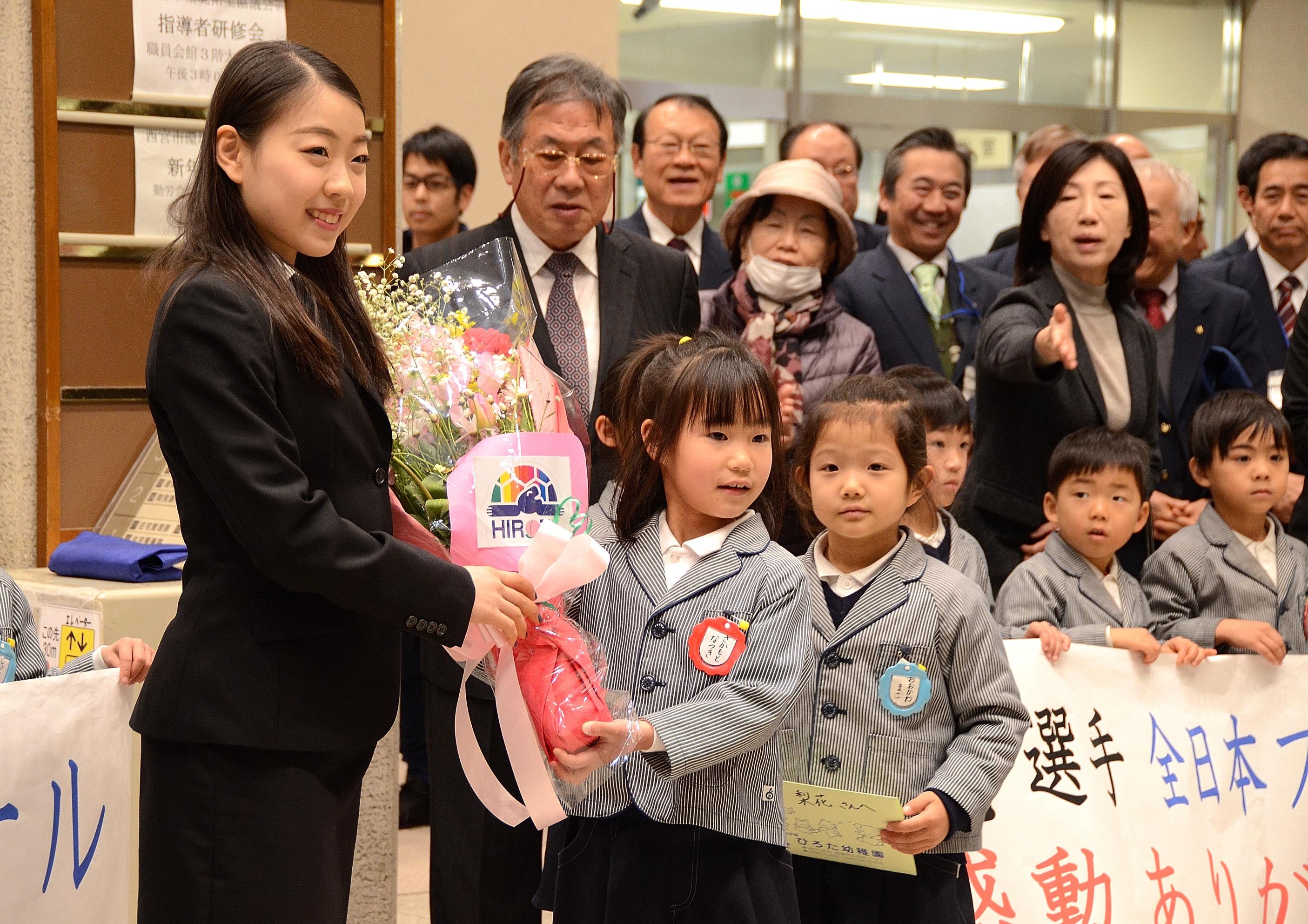 紀平梨花選手が来庁時に広田幼稚園の園児から花束をもらう様子