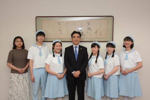 西宮少年合唱団の皆さまと石井市長との記念写真