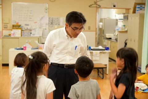 苦楽園小の育成センターで子どもたちと話す石井市長