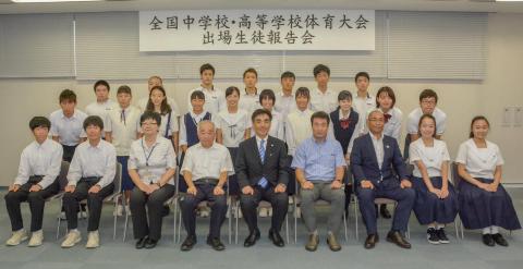 出場生徒報告会に出席した生徒と石井市長による記念写真