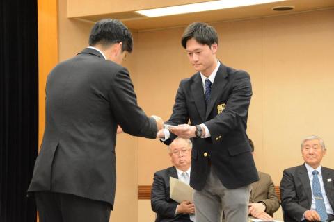 石井市長が受賞者へ表彰状を渡す様子