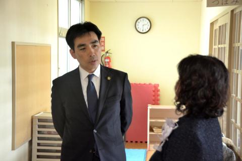 高須西保育所で説明を受ける石井市長
