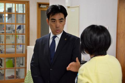 高須東保育所にて説明を受ける石井市長