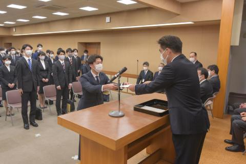 石井市長から辞令を受け取る新入職員