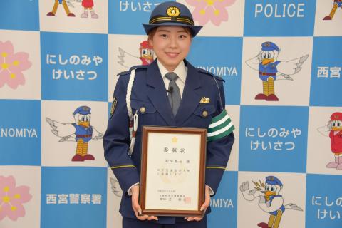 警察官の制服姿で、はにかみながら委嘱状を受け取った紀平梨花選手