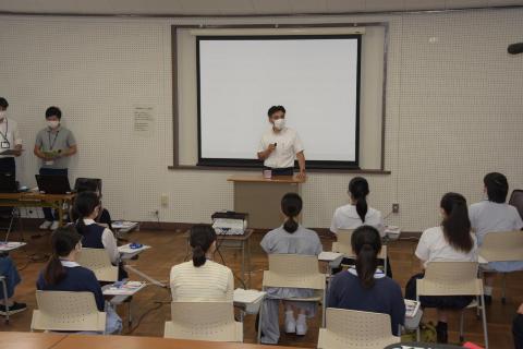 委員会に出席した石井市長が生徒たちを激励する様子