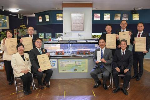 ライオンズクラブの皆さまと石井市長による記念写真