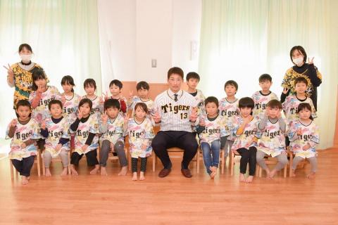岩崎選手と園児らとの記念写真