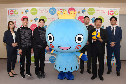 「大阪マーヴェラス」の選手ら関係者、石井市長の集合写真