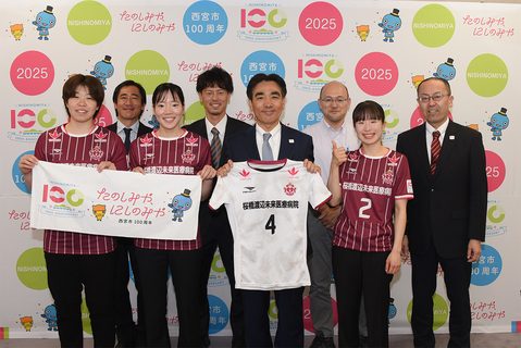 SWHレディース西宮の選手ら関係者、石井市長の集合写真