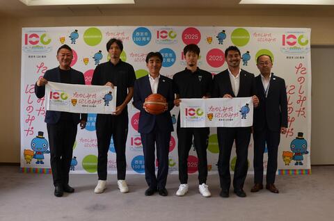 「神戸ストークス」の選手と関係者、石井市長の集合写真