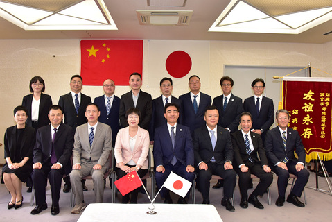 紹興市訪問団と西宮市関係者の集合写真