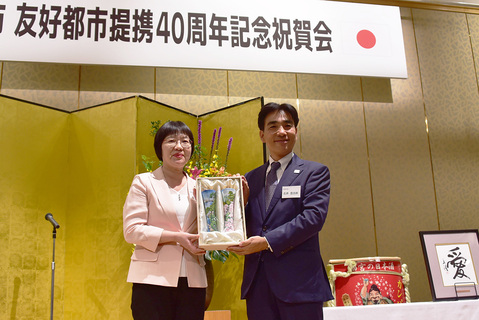 呉登芬紹興市人民政府市長と石井市長（記念祝賀会の様子）