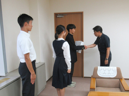 全国大会出場者３人と石井市長
