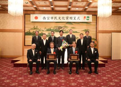 受賞者と市関係者