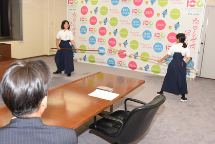 演技を披露する西宮スポーツセンターなぎなた教室の選手ら