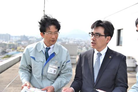 鯨池浄水場の屋上施設で説明を受ける石井市長