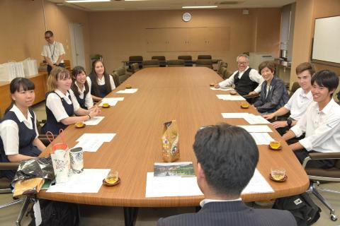 スポーケン交換留学生と談話をする様子