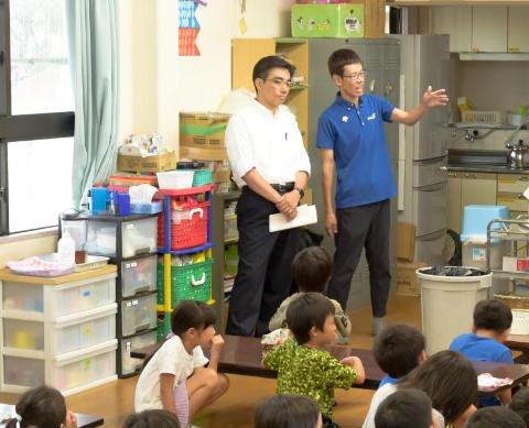 浜脇小の育成センターで説明を受ける石井市長