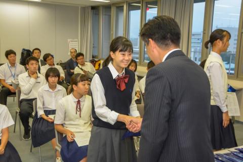 市長と握手をする生徒