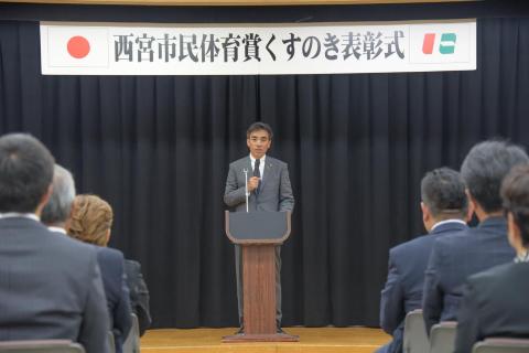 くすのき賞受賞者に向けてお祝いの言葉を述べる石井市長