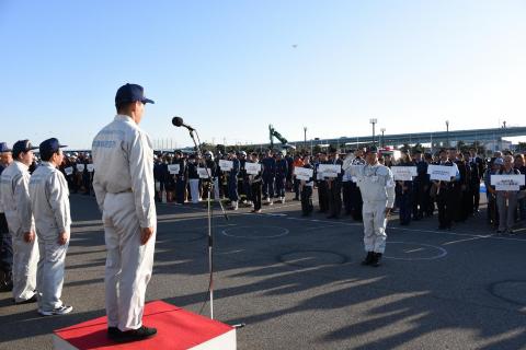 市長へ訓練の報告をする参加者