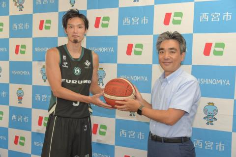 石井市長と西宮ストークス谷口主将との記念写真