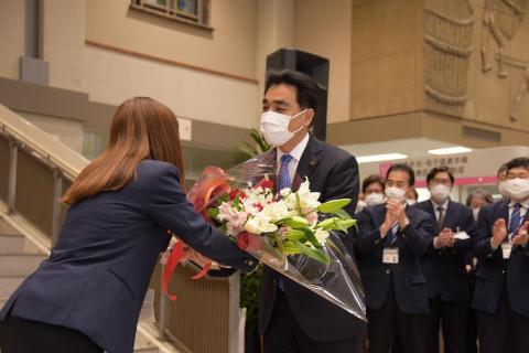 花束を受け取る石井市長