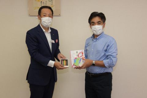 市長と富国生命保険相互会社の坂井洋介との記念写真